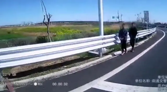 为了准备800米体测三名小学生到高速上跑步