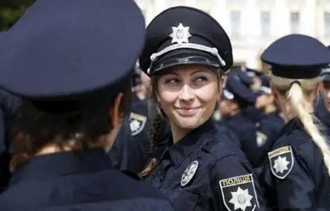 实拍乌克兰高颜值女警 英气逼人