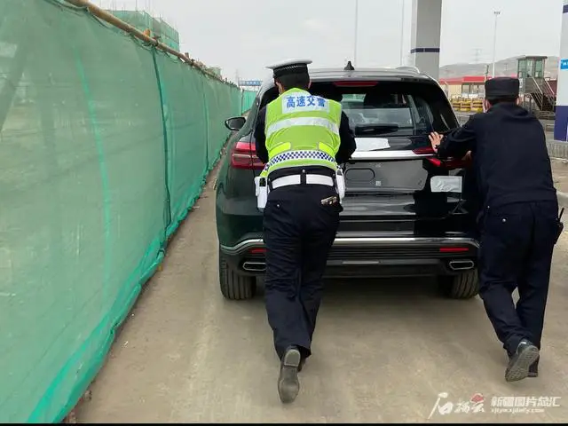 一天两辆车没油困在高速公路 车主买了新车先去加个油呗